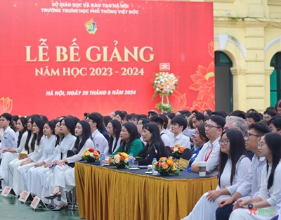 Gallery - 	Lưu luyến giây phút bế giảng